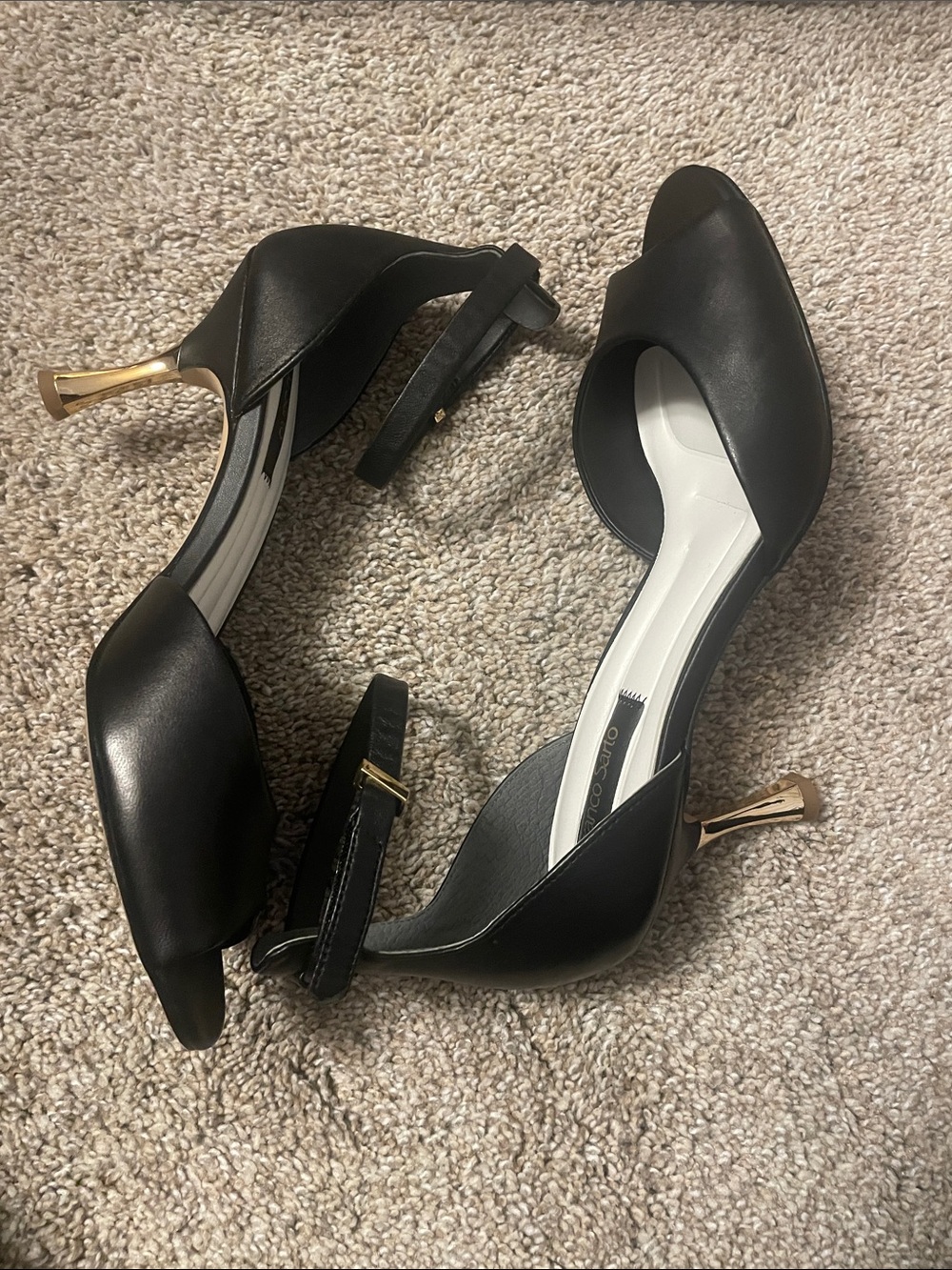Stunning black and gold heels 👠